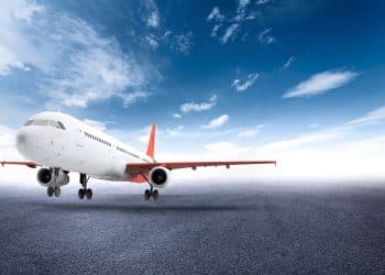 突发！捷蓝航空一航班飞行途中失去高度，紧急降落佛罗里达，多名乘客受伤！美肯尼迪国际机场地面停飞，啥情况？