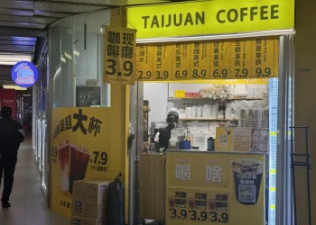 「硬刚」瑞幸、库迪，一杯现磨咖啡只要2.9元，业内人士：9.9元/杯仅留微利！消解「高端象征」，消费者：比煎饼果子还便宜