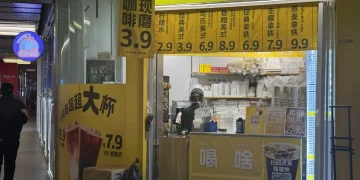 「硬刚」瑞幸、库迪，一杯现磨咖啡只要2.9元，业内人士：9.9元/杯仅留微利！消解「高端象征」，消费者：比煎饼果子还便宜