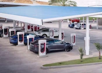 特斯拉全球最大超级充电站全面投入运营 有164根V4超级充电桩