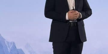 顶配车型售价下调8万元！鸿蒙智行年内最后一款新车上市 余承东预告：全新旗舰MPV即将亮相