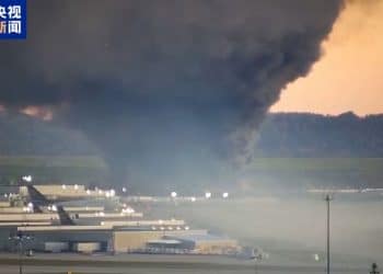 突发！美国一机场发生飞机坠毁事故，多人受伤！事发飞机上有28万加仑燃油，警方已发布紧急避难指令