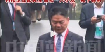 刘强东亮相世界互联网大会：幽默谈拍照，透露会和「六小龙」私下联系！还称员工未来可能一周只需要工作一天甚至一小时