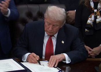 最新！特朗普签署临时拨款法案，美政府结束43天的史上最长「停摆」