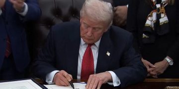 最新！特朗普签署临时拨款法案，美政府结束43天的史上最长「停摆」