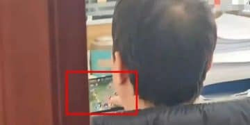 陕西一交通局职工上班时间打游戏，敷衍来访群众：「领导没在」！当地：情况属实，停职检查一个月、扣除一个月绩效工资