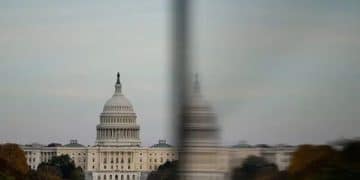 美政府「停摆」将破纪录！纳指跌近500点，英伟达市值一夜蒸发1.4万亿元，比特币跌破10万美元，加密货币超40万人爆仓