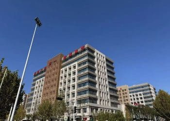 投用不到一年半，「亚洲最大医院」西院区停诊：今后将转向科研！业内人士分析：国内医院不再图「大」，要以研究求「强」