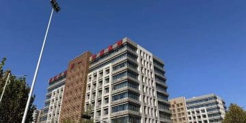 投用不到一年半，「亚洲最大医院」西院区停诊：今后将转向科研！业内人士分析：国内医院不再图「大」，要以研究求「强」