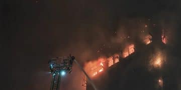 香港大埔火灾已造成44人遇难！3人以涉嫌误杀罪被拘捕，警方：不排除发泡胶是火势迅速蔓延原因；大埔区多所学校停课，临时庇护中心开放