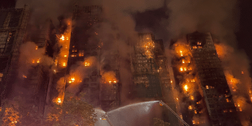 最新！香港大埔大火受灾楼栋住户近万人，风大火势暂未被控制，现场温度过高，消防暂无法抵达个别求助者所在位置