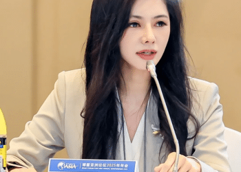 霸王茶姬迎来「老板娘」：出生于1993年，执掌一家光伏上市公司，两家市值之和603亿元