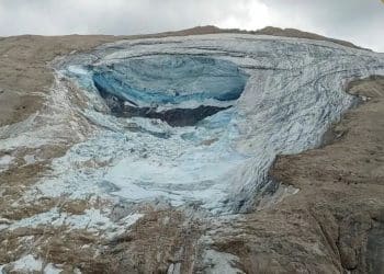 阿尔卑斯一座山峰雪崩，5名德国游客身亡，其中包括一对父女