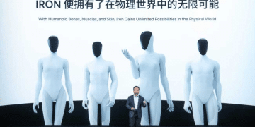 小鹏女性人形机器人里藏真人？何小鹏「扒皮」回应，公司股价亮了……