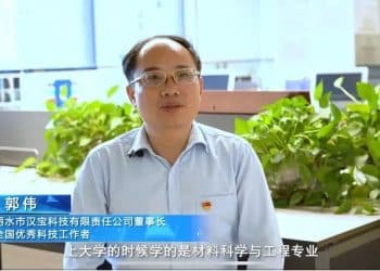 大骗子郭伟如何当上「首席科学家」？校方：我们也是受害者！学生：他从未上过课，招生要求女生优先、有服从意识