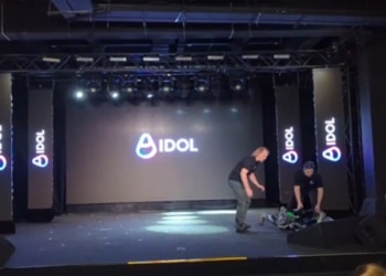 俄罗斯推出首款国产AI人形机器人 首秀舞台上演尴尬一幕