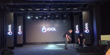 俄罗斯推出首款国产AI人形机器人 首秀舞台上演尴尬一幕