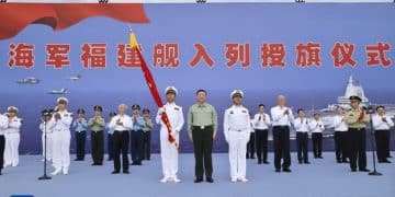 我国第一艘电磁弹射型航空母舰入列 习近平出席入列授旗仪式并登舰视察