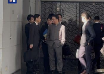 日本外务省官员离开中国外交部