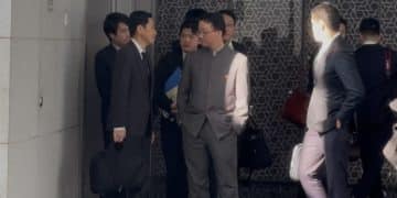 日本外务省官员离开中国外交部