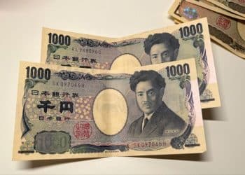 「抛售日本」交易浮现 股债汇「三杀」 21万亿日元经济刺激计划恐酿新风暴