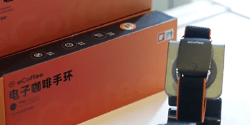 「赛博悬梁刺股」「牛马自购鞭子」，电子咖啡手环遭网友吐槽，医生提醒：这些人要高度警惕