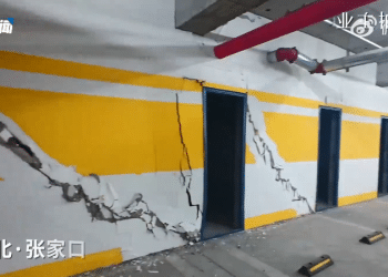 2018年建成的小区，地下车库墙体开裂、地基下沉！当地住建局：已组织居民有序搬离，初步调查系地基不均匀下沉导致