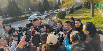 山西长治「狗咬人」引发「反杀案」，庭审激辩：面对砸窗破锁的多人入侵，如何界定正当防卫？