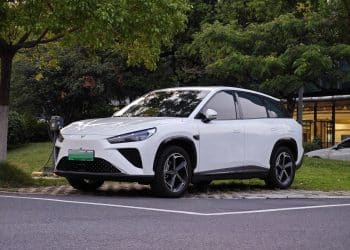 「暴雷车」成香饽饽？95后跨省半价抄底哪吒L，二手车商单车至少赚5000元，售后风险谁来扛？律师这样提醒