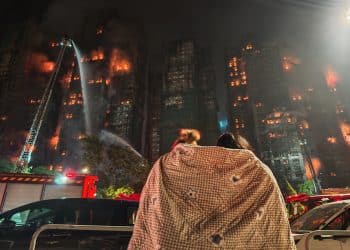 香港大埔火灾已造成44人遇难！3人以涉嫌误杀罪被拘捕，警方：不排除发泡胶是火势迅速蔓延原因