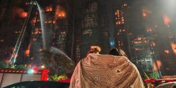 香港大埔火灾已造成44人遇难！3人以涉嫌误杀罪被拘捕，警方：不排除发泡胶是火势迅速蔓延原因