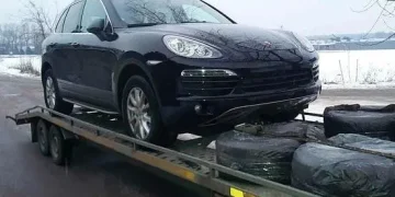 整车瞬间变「废铁」,俄罗斯数百辆保时捷遭锁死断电!车辆卫星系统遭阻断,当地经销商:不排除是人为