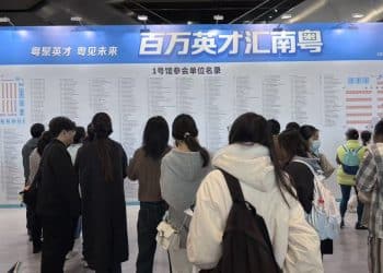 深圳这场招聘会释放6.5万个岗位，近半数年薪超20万元，部分薪酬「上不封顶」