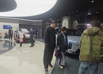 一线调查丨年末车市上演政策「窗口期」博弈：消费者持续观望，销售鼓励年前锁单，专家预判2026年车市将在压力中「企稳回升」