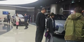 一线调查丨年末车市上演政策「窗口期」博弈：消费者持续观望，销售鼓励年前锁单，专家预判2026年车市将在压力中「企稳回升」