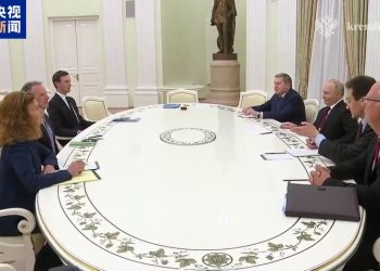 持续近5小时，普京与美特使会谈结束！泽连斯基称俄乌和平协议无简单解决方案！普京发声：俄罗斯无法接受......