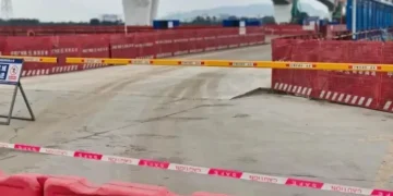 一家五口驾车误入施工通道，全部坠江遇难：施工点无安全围栏及阻拦设施