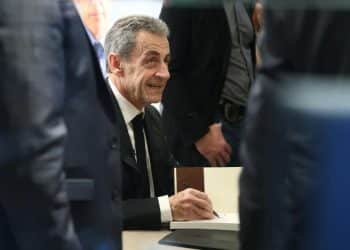 法国前总统萨科齐被判刑5年，坐牢20天后获释，写213页《囚徒日记》，爆火成预售榜第一，粉丝为见他一面排队数小时