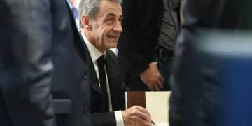 法国前总统萨科齐被判刑5年，坐牢20天后获释，写213页《囚徒日记》，爆火成预售榜第一，粉丝为见他一面排队数小时