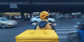 外卖抢人大战，骑手成「抢手资源」？北京城里，美团、淘宝闪购真金白银急挖人：「转会费」最高3000元、邀请人再奖1000元