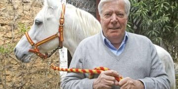 被25年好友玩弄，被骗150亿美元？82岁爱马仕继承人被曝无钱可用，去国外只能坐经济舱