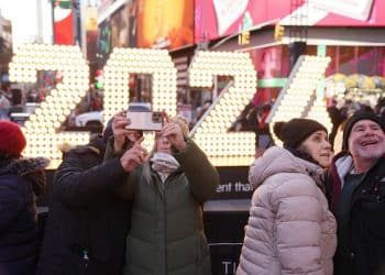 圣诞灯光下的美国「K型」经济裂痕