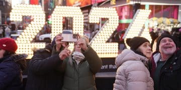 圣诞灯光下的美国「K型」经济裂痕