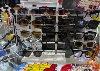 太火爆！华强北大量出售「白牌」百元智能眼镜！记者实探
