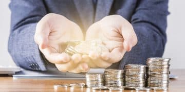 约102亿元收购！普拉达、范思哲两大奢侈品牌合并