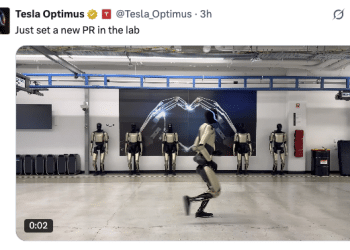 人形机器人跑起来了，特斯拉最新发布，团队：刷新了个人纪录！此前马斯克承诺明年实现量产，希望售价在2万至3万美元