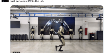 人形机器人跑起来了，特斯拉最新发布，团队：刷新了个人纪录！此前马斯克承诺明年实现量产，希望售价在2万至3万美元