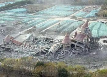 投资5亿元的甜蜜城堡已成废墟！曾被称为「南京迪士尼」，已荒废10年！背后公司已退市一年，「创二代」酝酿回归？