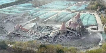 投资5亿元的甜蜜城堡已成废墟！曾被称为「南京迪士尼」，已荒废10年！背后公司已退市一年，「创二代」酝酿回归？