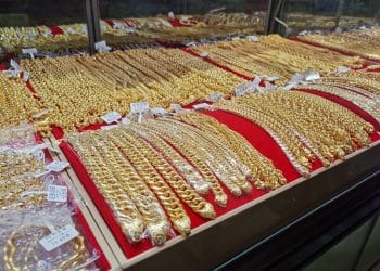 国际金银价格，罕见巨震！国内金饰克价连跌，有品牌两天跌90元！多重因素叠加，业内人士提醒......